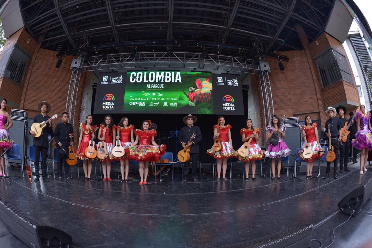 Fotografía de artistas en escenario con trajes típicos