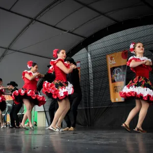 Fotografía de bailarines corporación AMARU